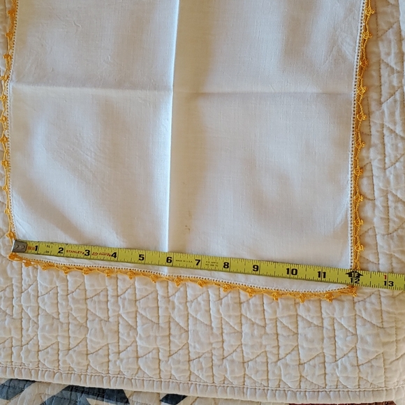 Matching embroidered table linen set - Picture 4 of 11